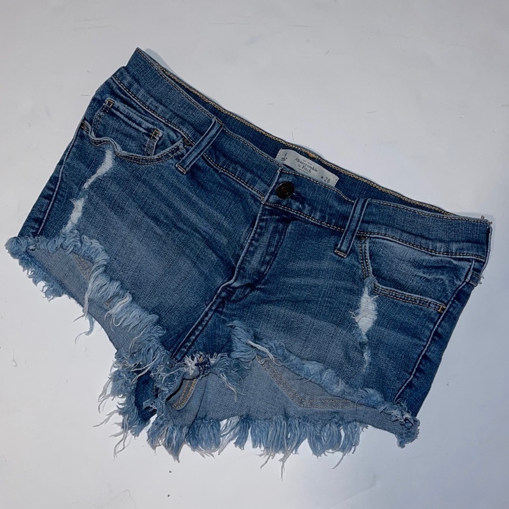 ABERCROMBIE & FITCH DISTRESSED JEAN SHORTS size 6 W28 ⭐️